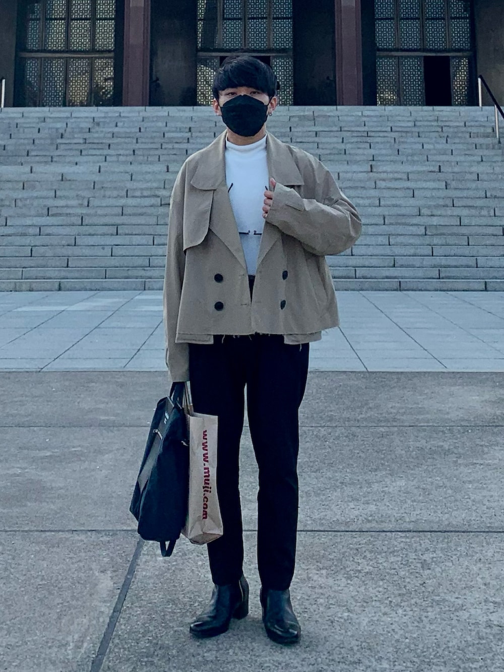 ベージュ系のブルゾン、ホワイト系のTシャツ/カットソー、ブラック系のスラックスを着用したメンズの春コーディネートの3枚目の写真