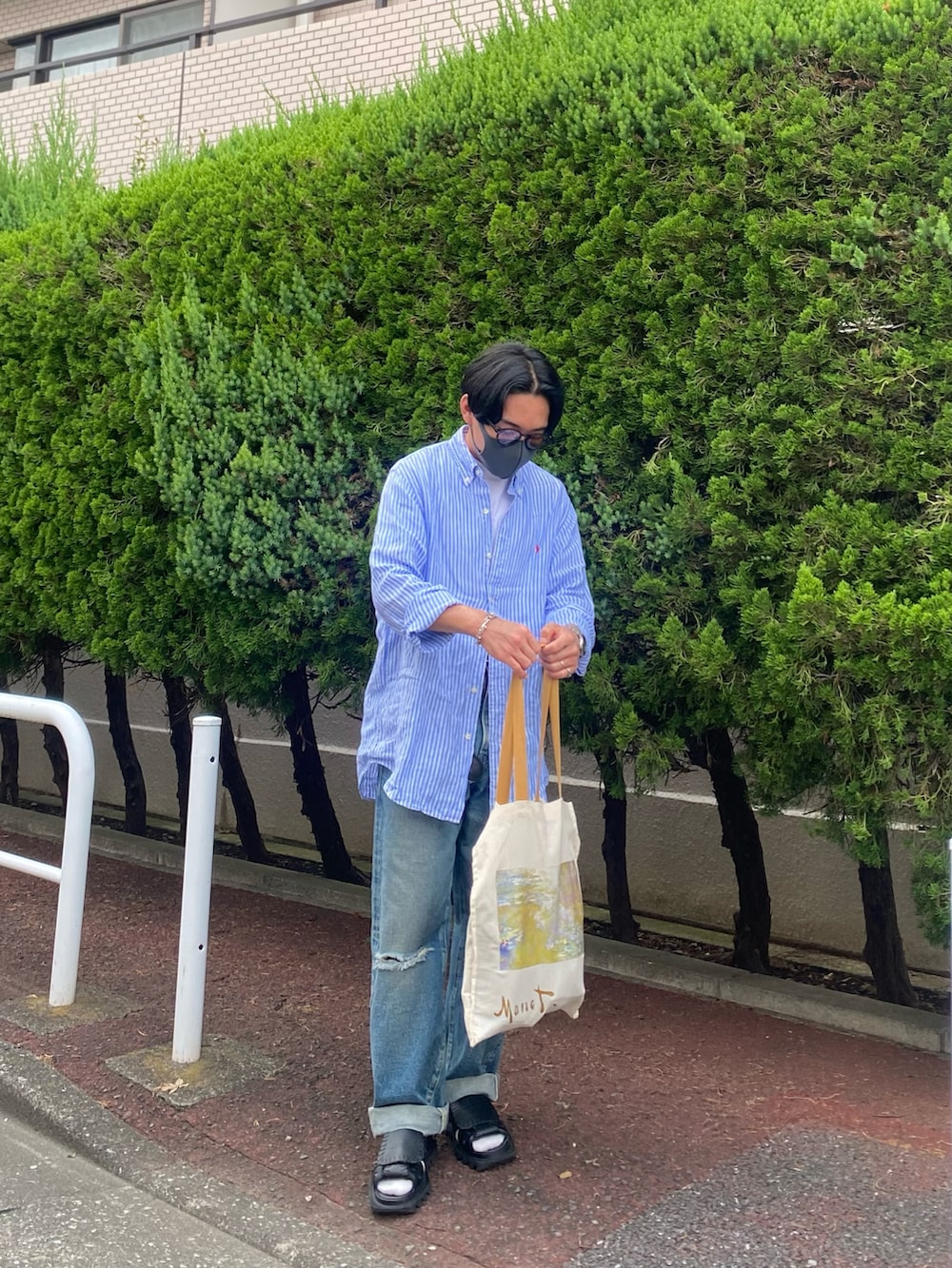 その他のシャツ/ブラウス、ブルー系のデニムパンツ、ブラック系のサンダルを着用したメンズの夏コーディネートの3枚目の写真