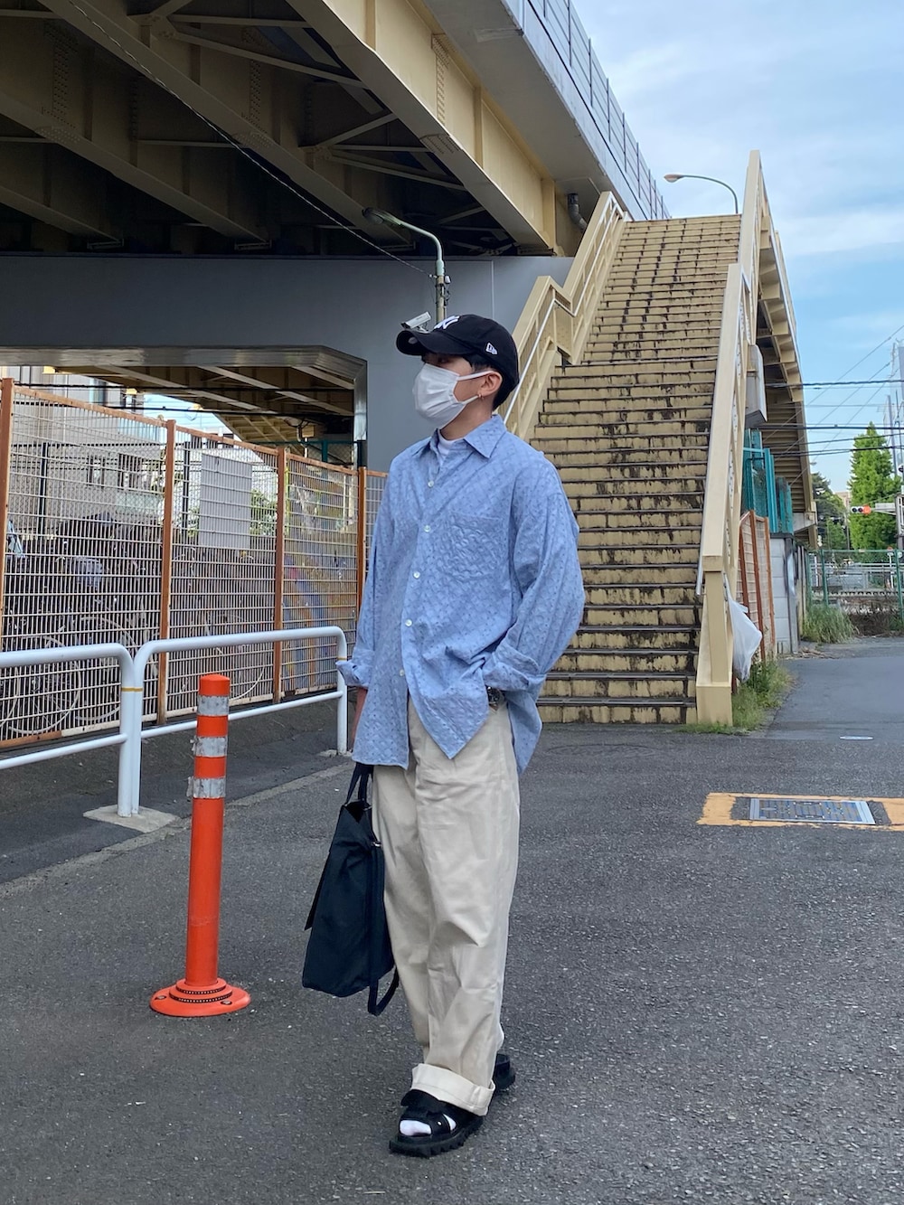 ブルー系のシャツ/ブラウス、ホワイト系のチノパンツ、ブラック系のサンダルを着用したメンズの春コーディネートの2枚目の写真