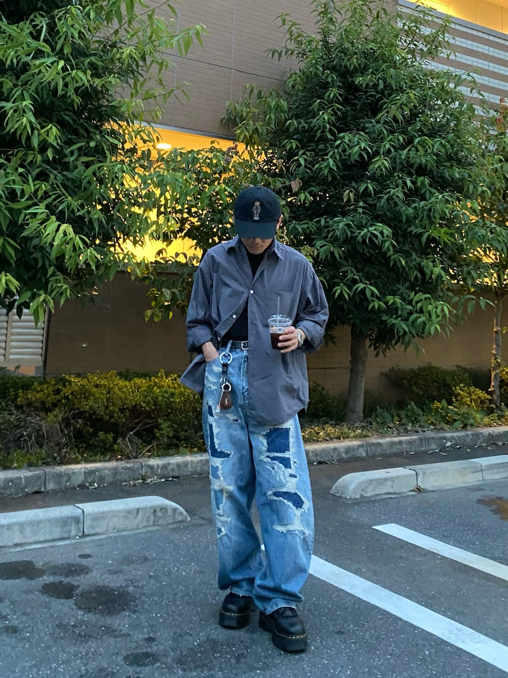 グレー系のシャツ/ブラウス、ブルー系のデニムパンツ、ブラック系のブーツを着用したメンズの夏コーディネートの2枚目の写真