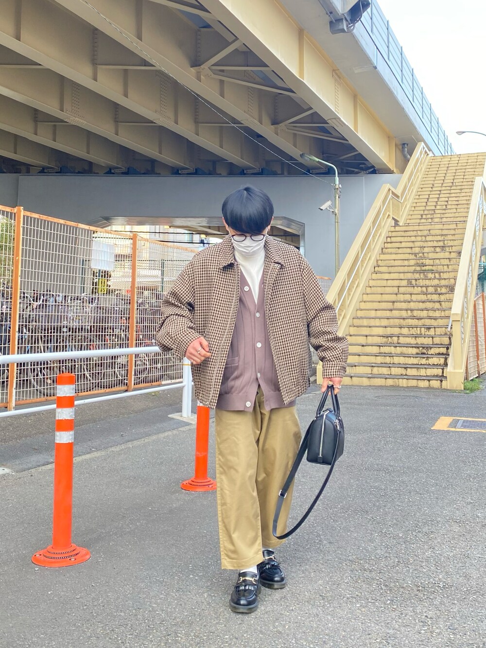 ベージュ系のブルゾン、ブラウン系のカーディガン/ボレロ、ホワイト系のスウェットを着用したメンズの冬コーディネートの4枚目の写真