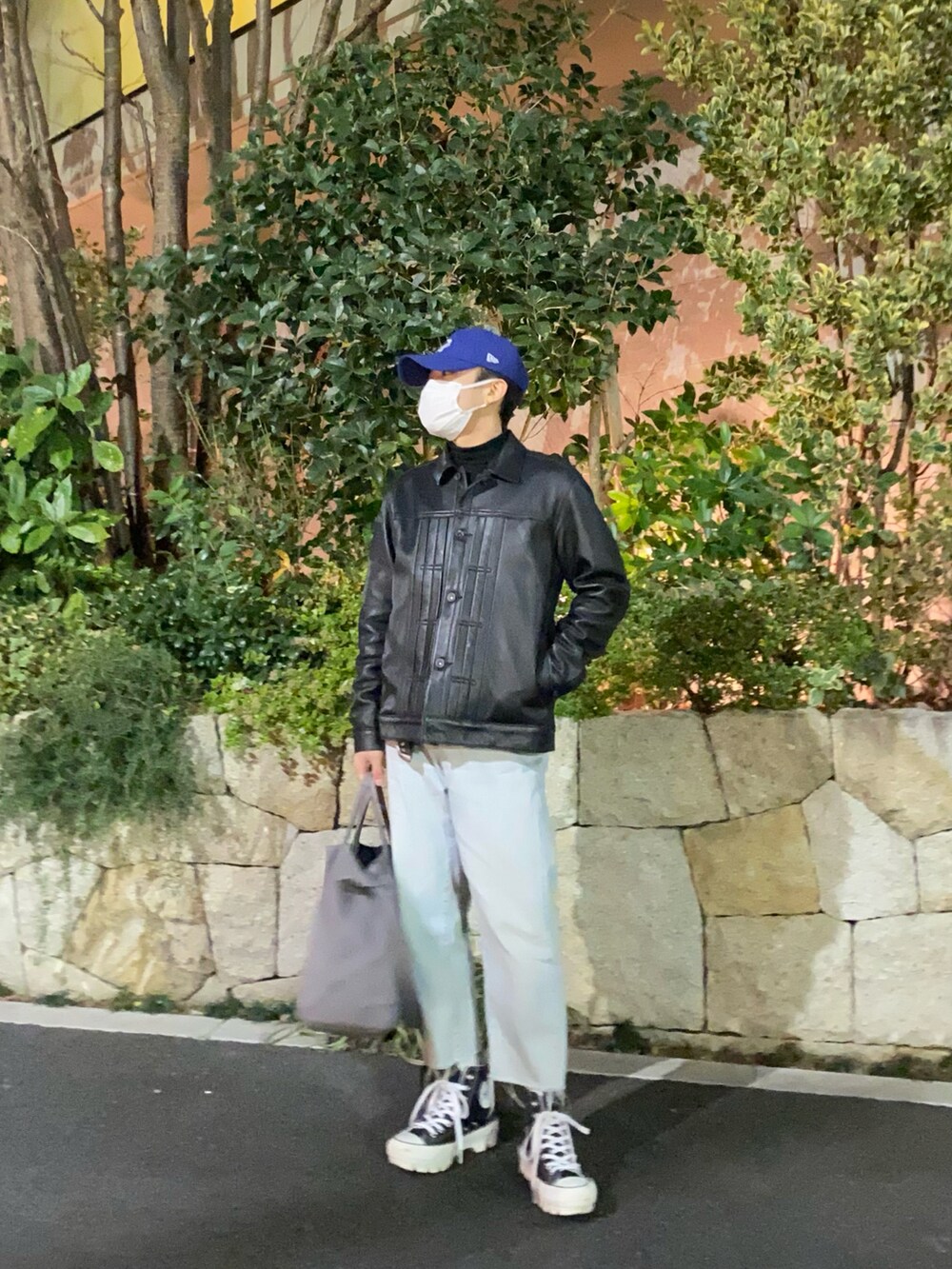 ブラック系のライダースジャケット、ブラック系のスウェット、ブルー系のデニムパンツを着用したメンズの冬コーディネートの4枚目の写真