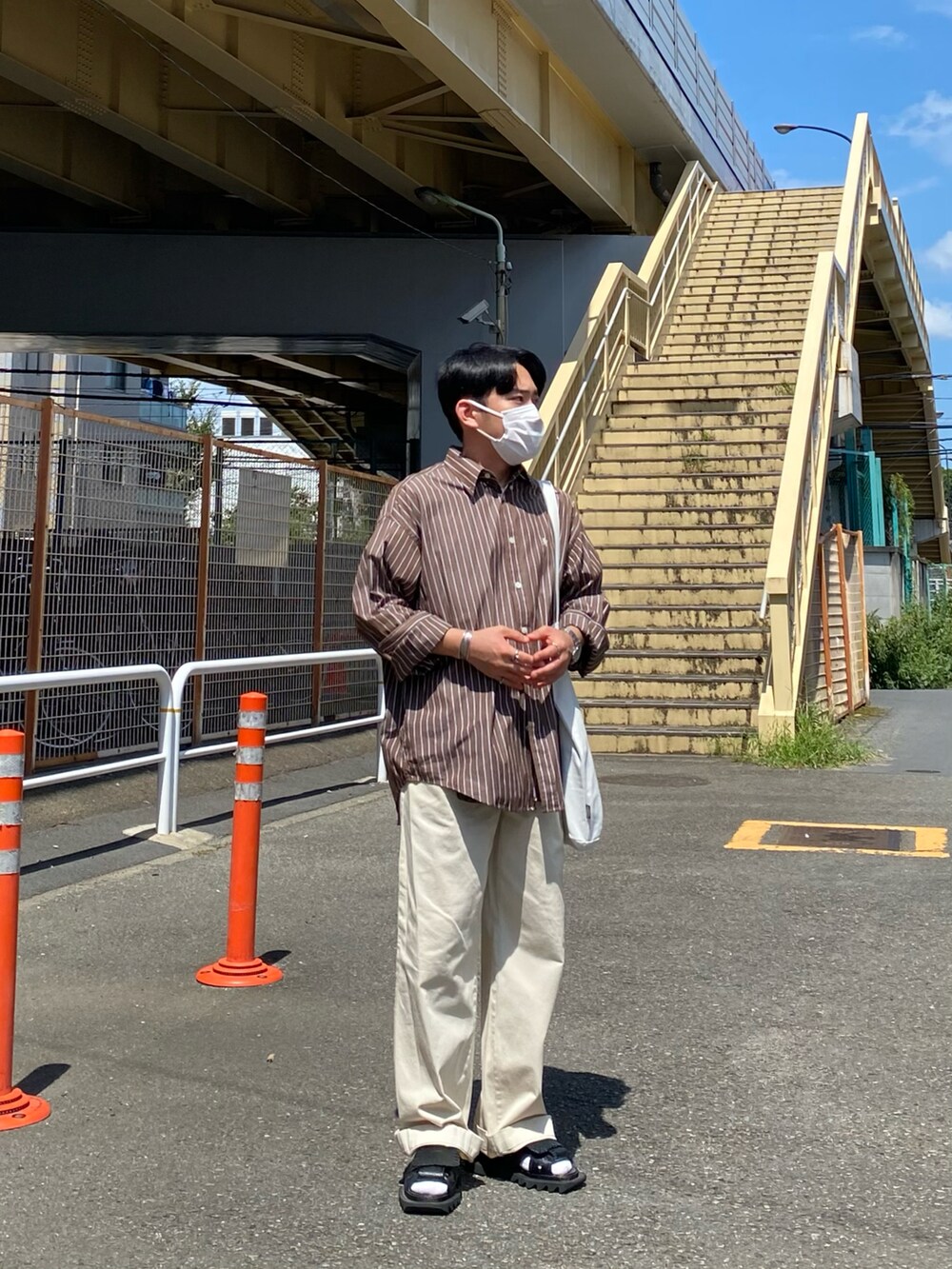 ブラウン系のシャツ/ブラウス、ホワイト系のトートバッグ、ホワイト系のチノパンツを着用したメンズの夏コーディネートの3枚目の写真