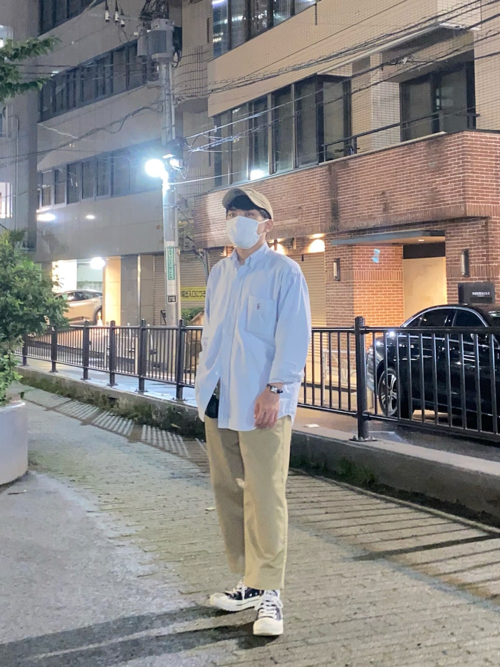 ブルー系のシャツ/ブラウス、ベージュ系のチノパンツ、ブラック系のスニーカーを着用したメンズの夏コーディネートの3枚目の写真