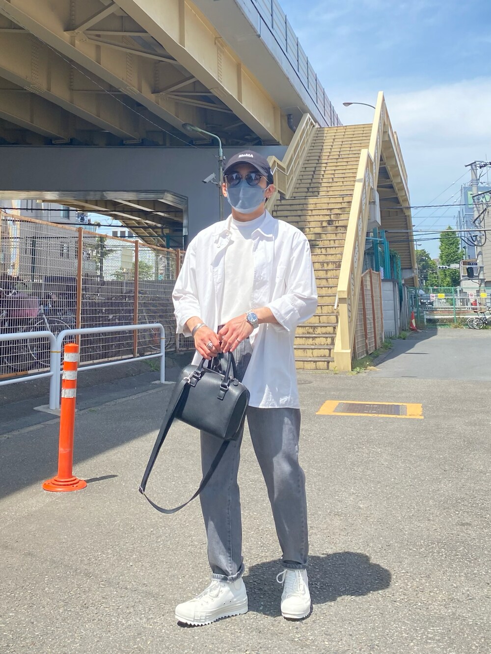 ホワイト系のシャツ/ブラウス、ホワイト系のTシャツ/カットソー、グレー系のデニムパンツを着用したメンズの春コーディネートの5枚目の写真