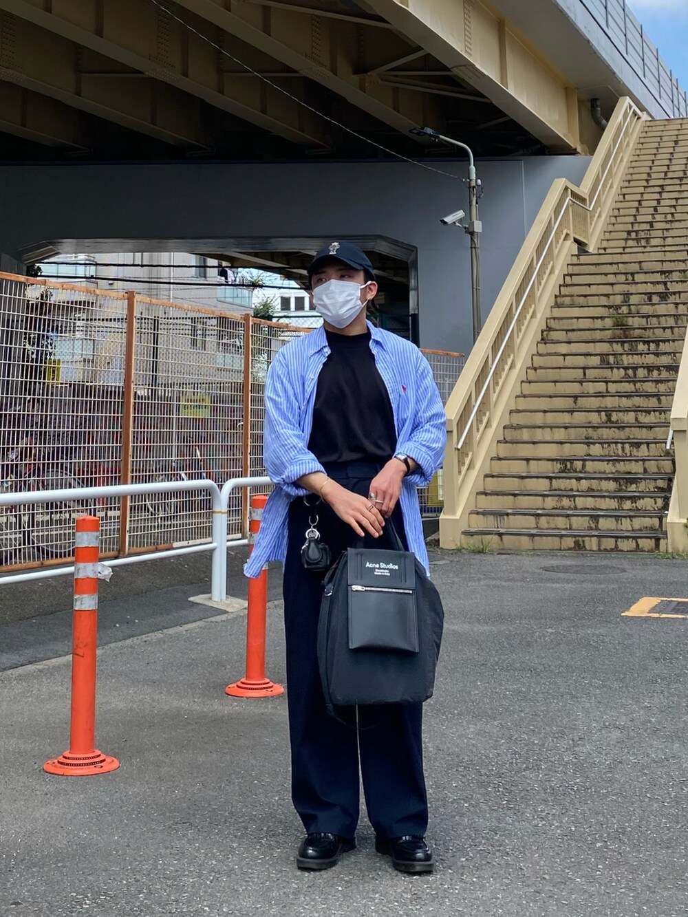 その他のシャツ/ブラウス、ブラック系のトートバッグ、ブルー系のその他パンツを着用したメンズの夏コーディネートの3枚目の写真