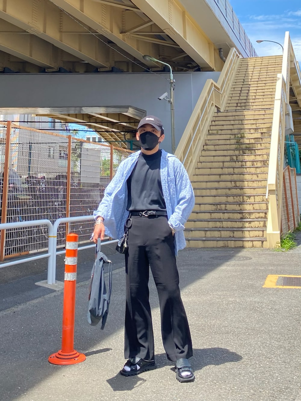 ブルー系のシャツ/ブラウス、ブラック系のその他パンツ、ブラック系のサンダルを着用したメンズの夏コーディネートの4枚目の写真