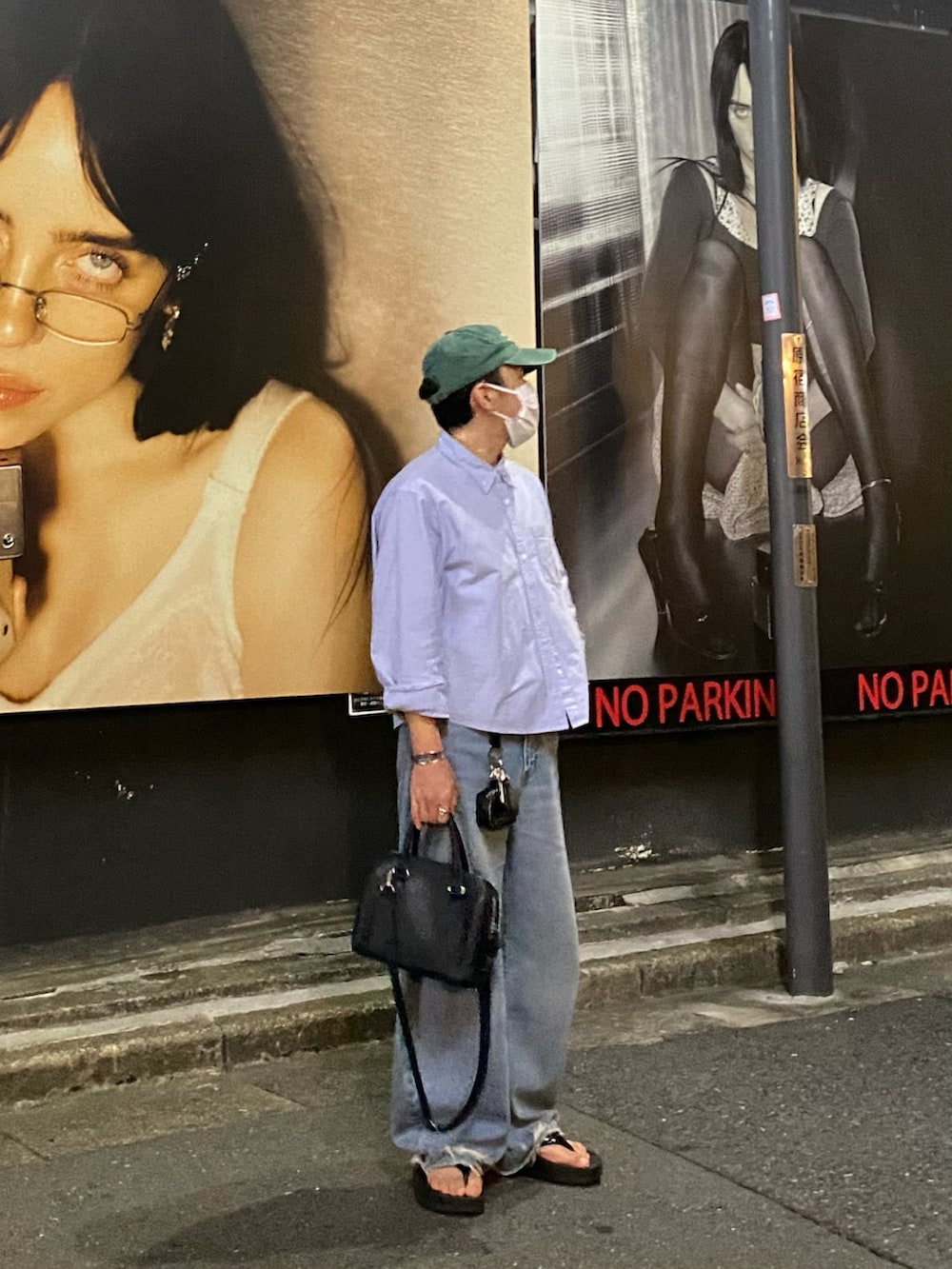 ブルー系のシャツ/ブラウス、ブルー系のデニムパンツ、ブラック系のサンダルを着用したメンズの夏コーディネートの3枚目の写真