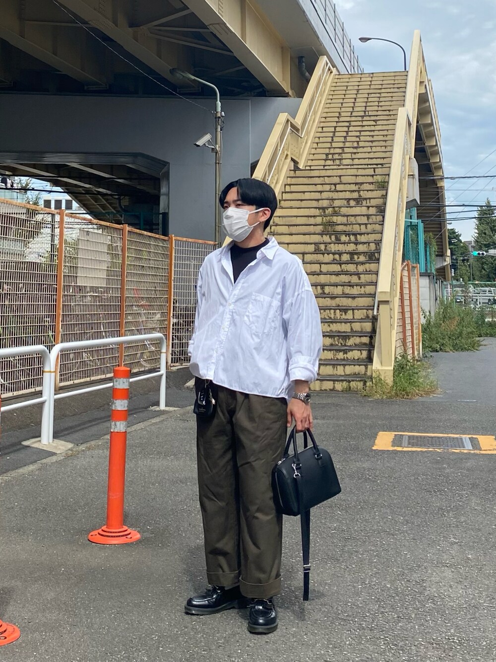 ホワイト系のシャツ/ブラウス、グリーン系のその他パンツ、ブラック系のローファーを着用したメンズの秋コーディネートの5枚目の写真