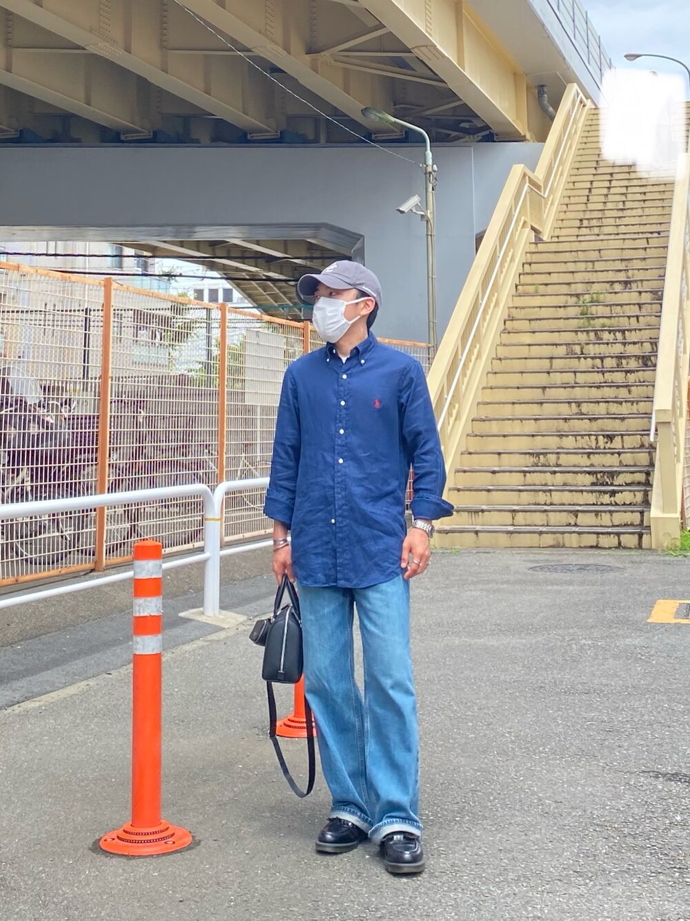 ブルー系のシャツ/ブラウス、ブルー系のデニムパンツ、ブラック系のローファーを着用したメンズの夏コーディネートの2枚目の写真