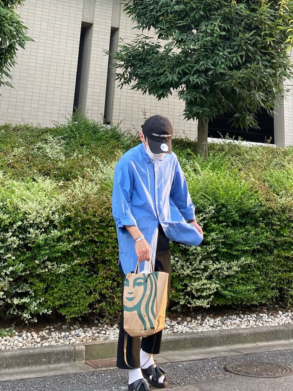 ブルー系のシャツ/ブラウス、ブラック系のスラックス、ブラック系のサンダルを着用したメンズの夏コーディネートの3枚目の写真