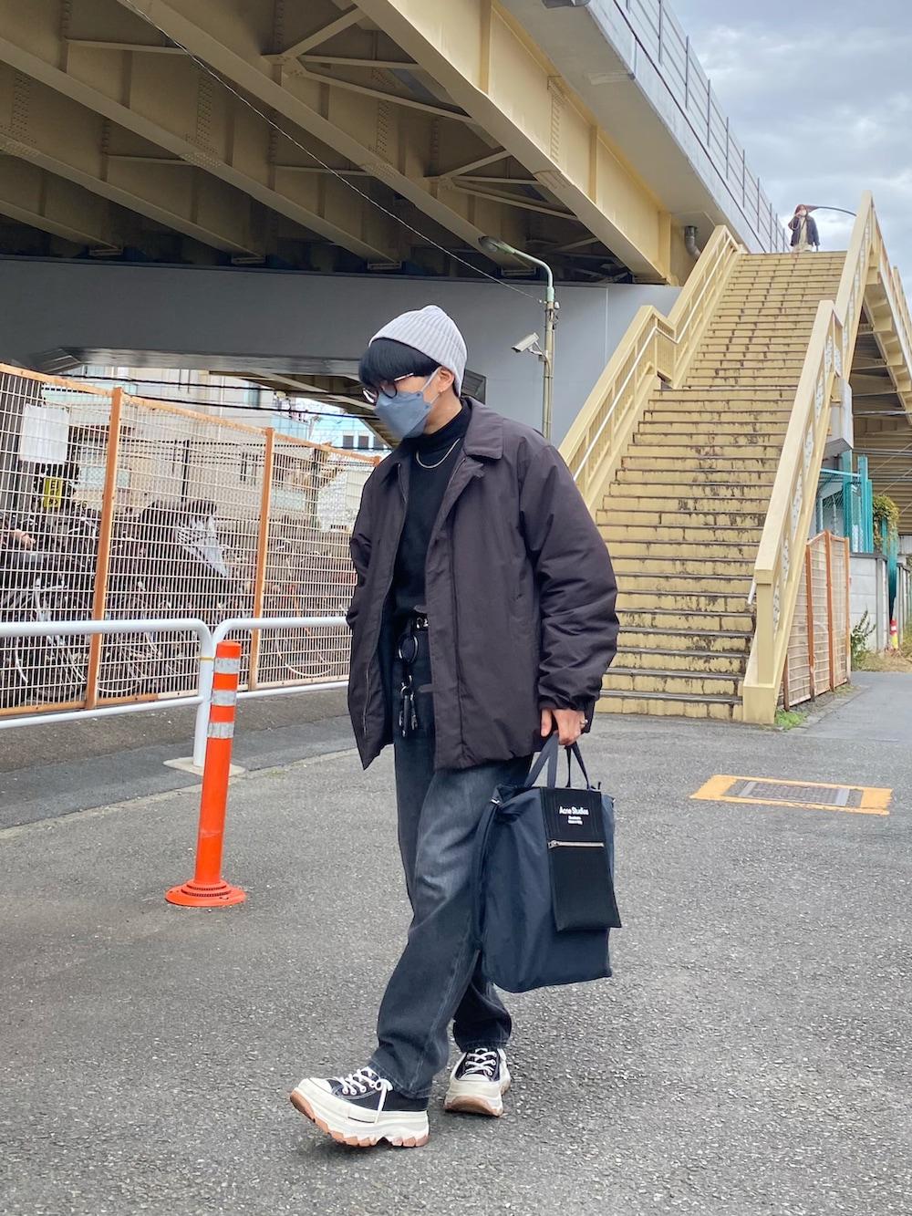 ブラック系のダウンジャケット/コート、ブラック系のスウェット、グレー系のデニムパンツを着用したメンズの秋コーディネートの2枚目の写真