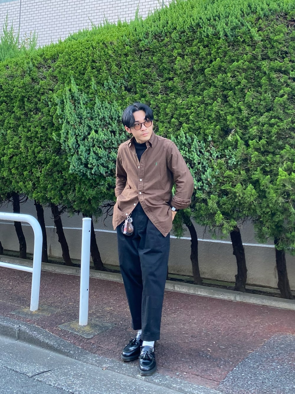 ブラウン系のシャツ/ブラウス、ブラック系のTシャツ/カットソー、ブラック系のチノパンツを着用したメンズの夏コーディネートの5枚目の写真