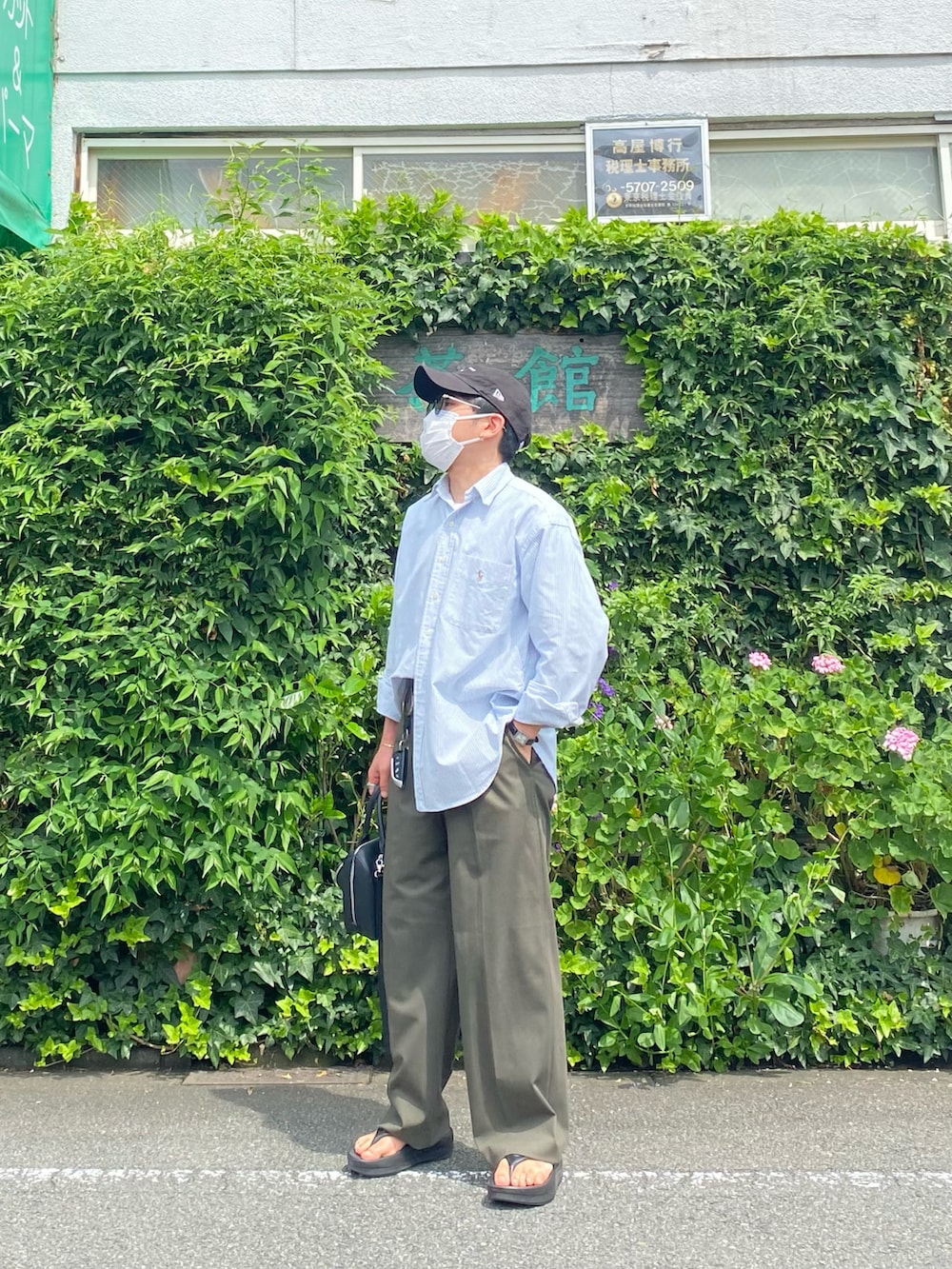 ブルー系のシャツ/ブラウス、グリーン系のパンツ、ブラック系のサンダルを着用したメンズの夏コーディネートの4枚目の写真
