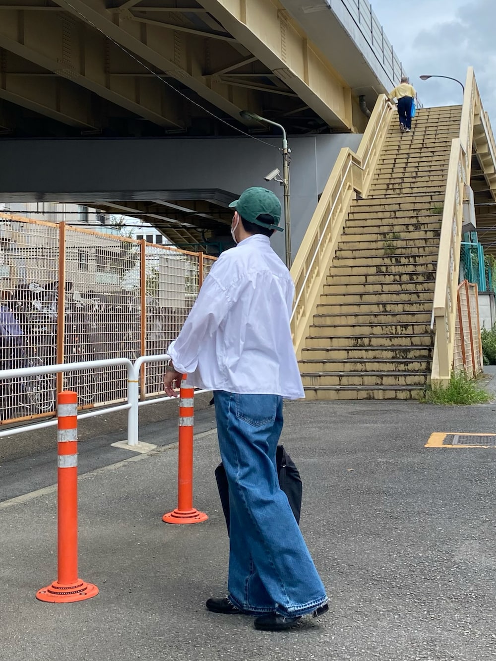 ホワイト系のシャツ/ブラウス、ブルー系のデニムパンツ、ブラック系のブーツを着用したメンズの夏コーディネートの3枚目の写真