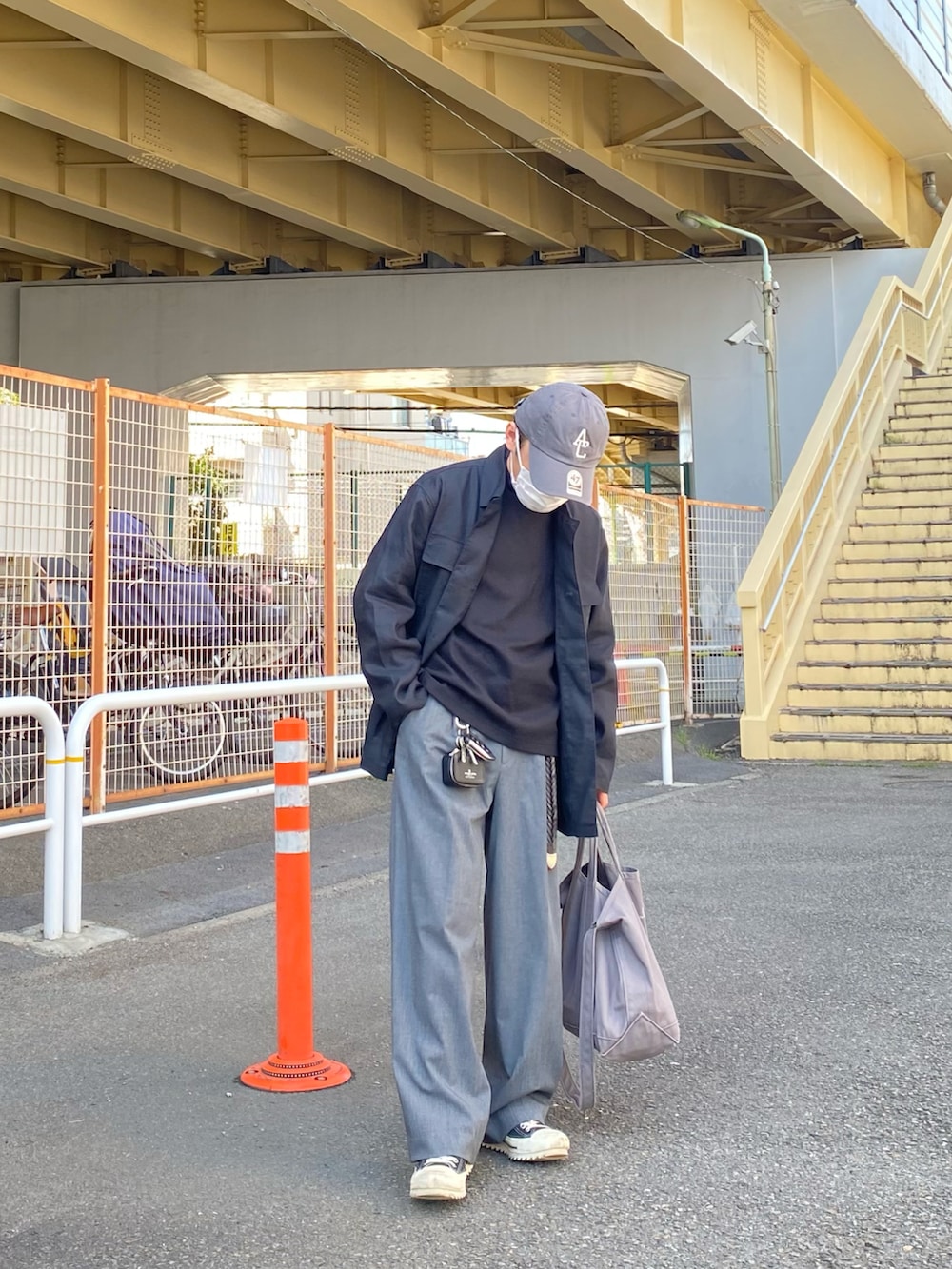 ブラック系のジャケット/アウター、ブラック系のTシャツ/カットソー、グレー系のパンツを着用したメンズの春コーディネートの3枚目の写真