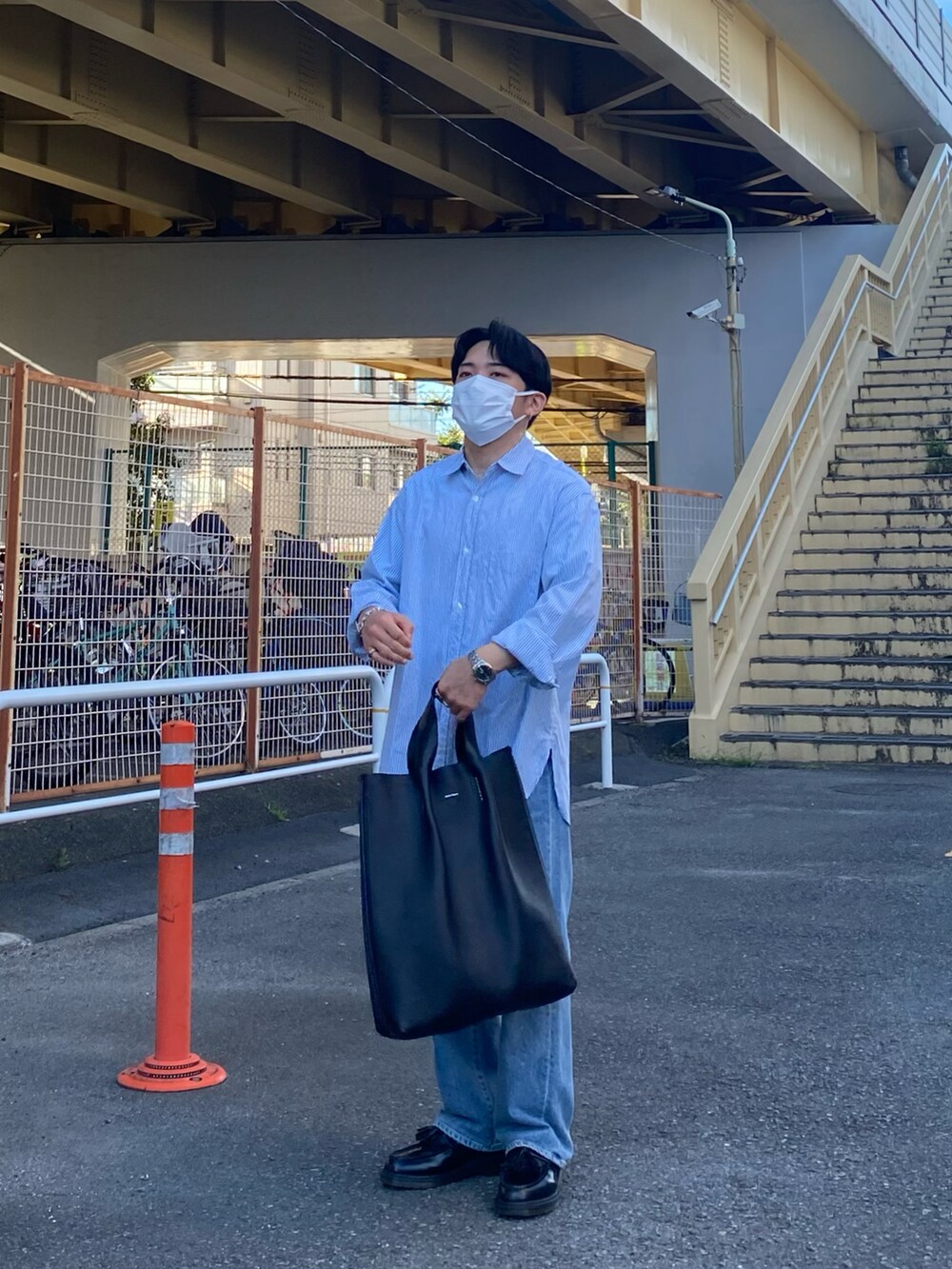 グリーン系のシャツ/ブラウス、ブルー系のデニムパンツ、ブラック系のローファーを着用したメンズの夏コーディネートの3枚目の写真