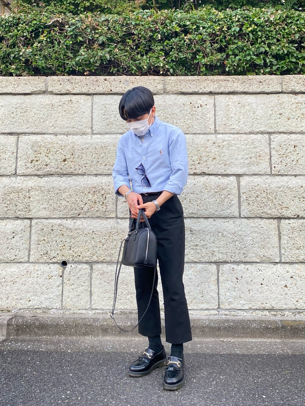 ブルー系のシャツ/ブラウス、ブラック系のスラックス、ブラック系のローファーを着用したメンズの夏コーディネートの3枚目の写真