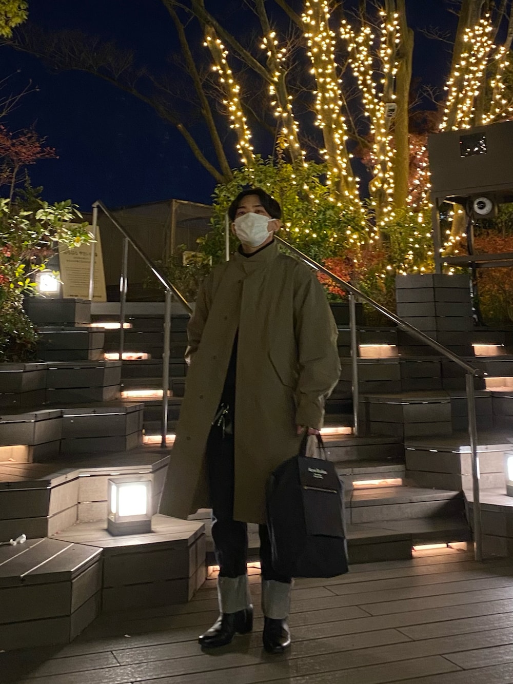 ブラウン系のモッズコート、ブラック系のスウェット、ブラック系のトートバッグを着用したメンズの冬コーディネートの2枚目の写真