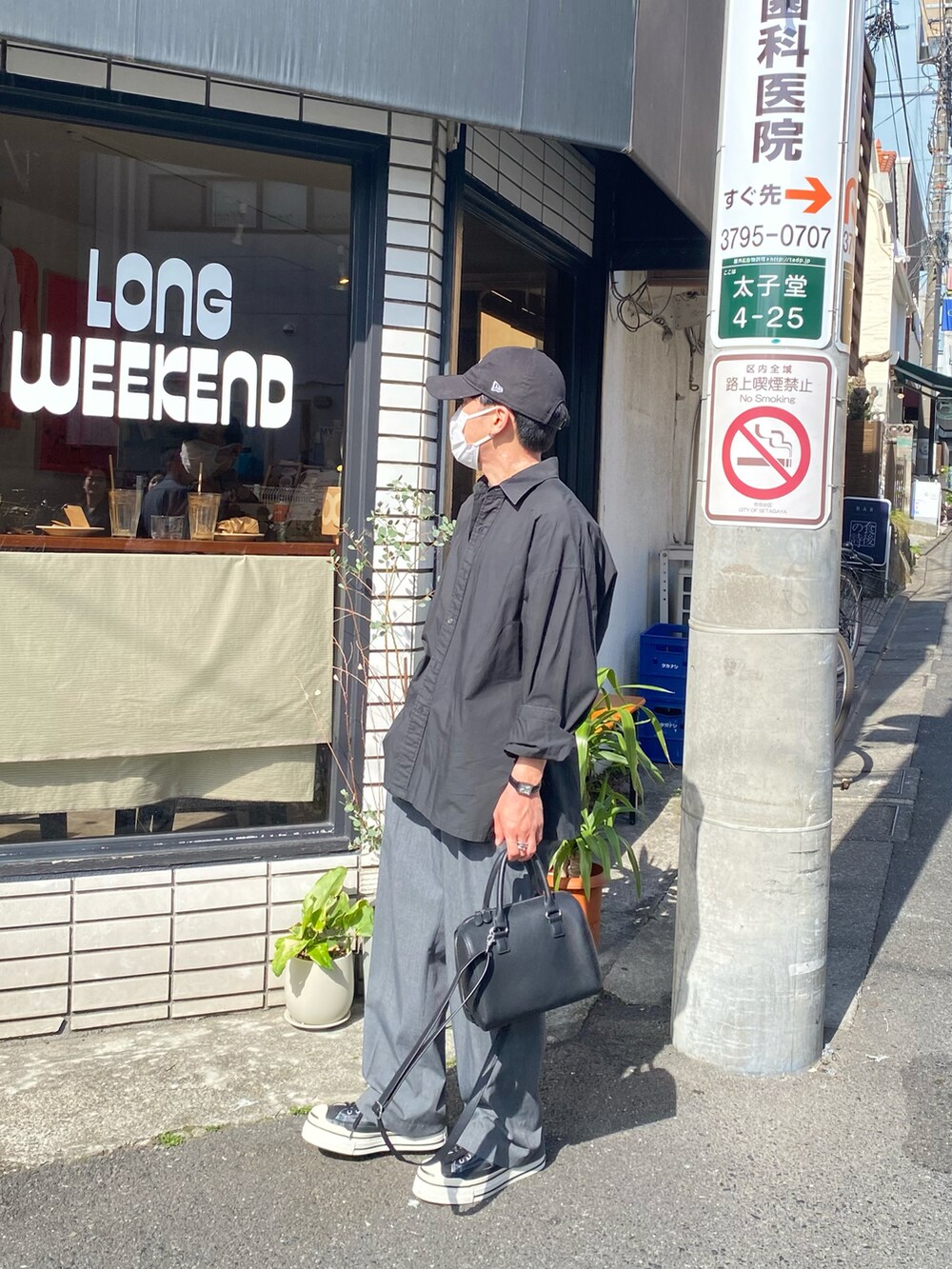 ブラック系のシャツ/ブラウス、グレー系のTシャツ/カットソー、グレー系のパンツを着用したメンズの春コーディネートの3枚目の写真
