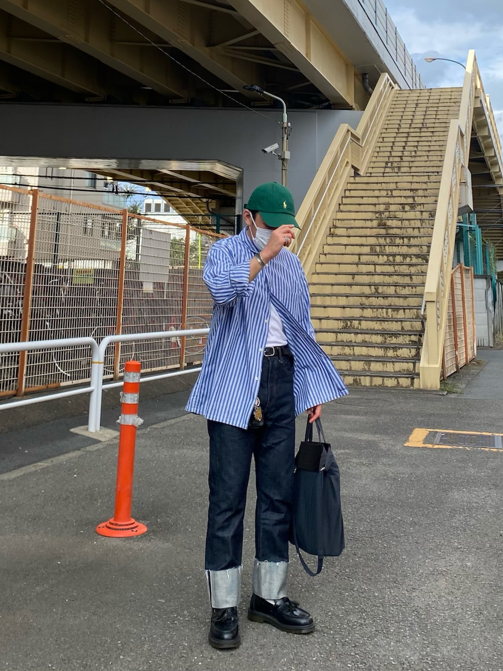 ブルー系のシャツ/ブラウス、ブルー系のデニムパンツ、ブラック系のローファーを着用したメンズの秋コーディネートの5枚目の写真