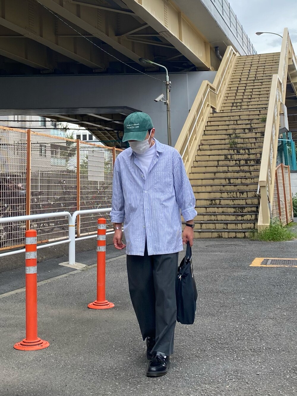 ブルー系のシャツ/ブラウス、グレー系のパンツ、ブラック系のローファーを着用したメンズの夏コーディネートの4枚目の写真