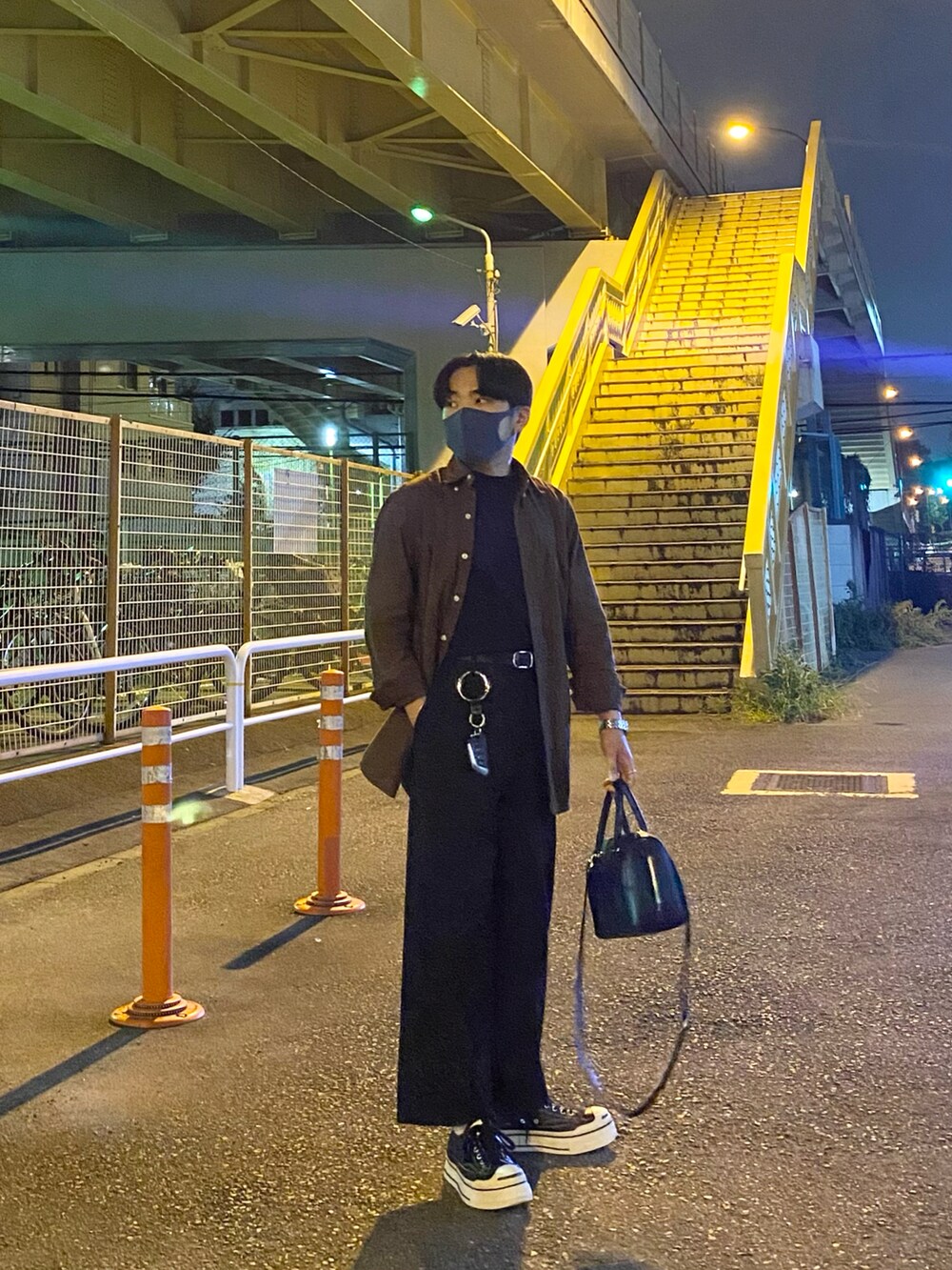 ブラウン系のシャツ/ブラウス、ブラック系のTシャツ/カットソー、ブラック系のパンツを着用したメンズの秋コーディネートの4枚目の写真