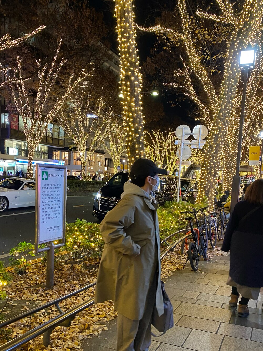 ブラウン系のモッズコート、グレー系のパーカー、ブラウン系のその他パンツを着用したメンズの冬コーディネートの3枚目の写真