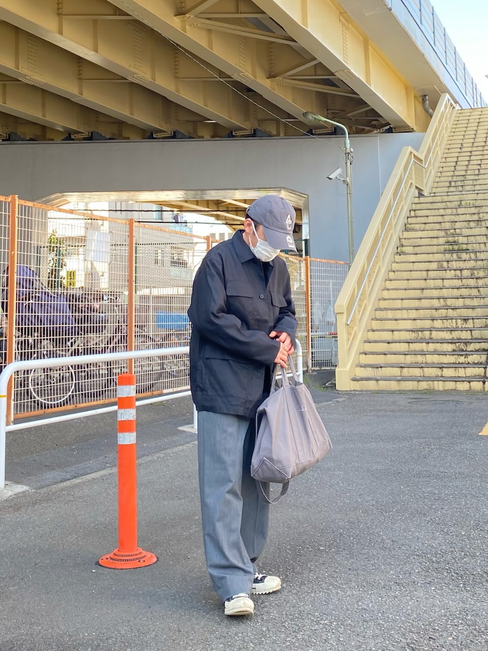 ブラック系のジャケット/アウター、ブラック系のTシャツ/カットソー、グレー系のパンツを着用したメンズの春コーディネートの4枚目の写真