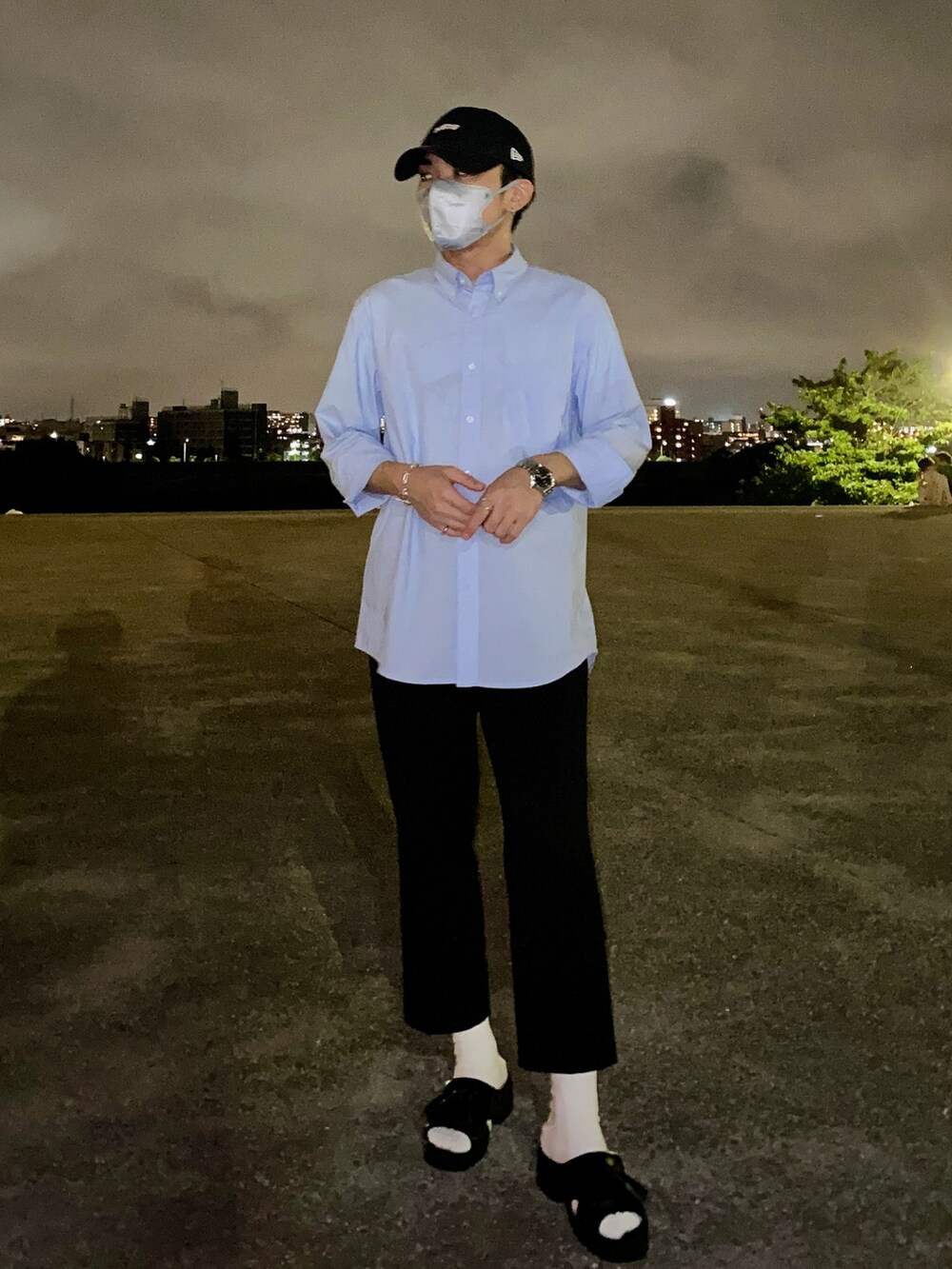 ブルー系のシャツ/ブラウス、ブラック系のスラックス、ブラック系のサンダルを着用したメンズの夏コーディネートの2枚目の写真