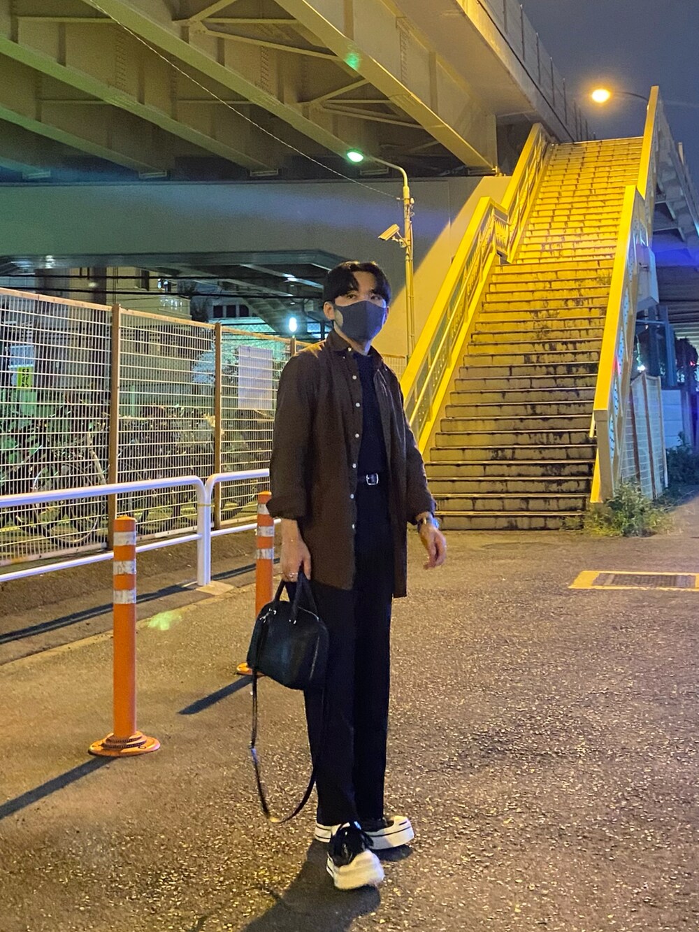 ブラウン系のシャツ/ブラウス、ブラック系のTシャツ/カットソー、ブラック系のパンツを着用したメンズの秋コーディネートの2枚目の写真