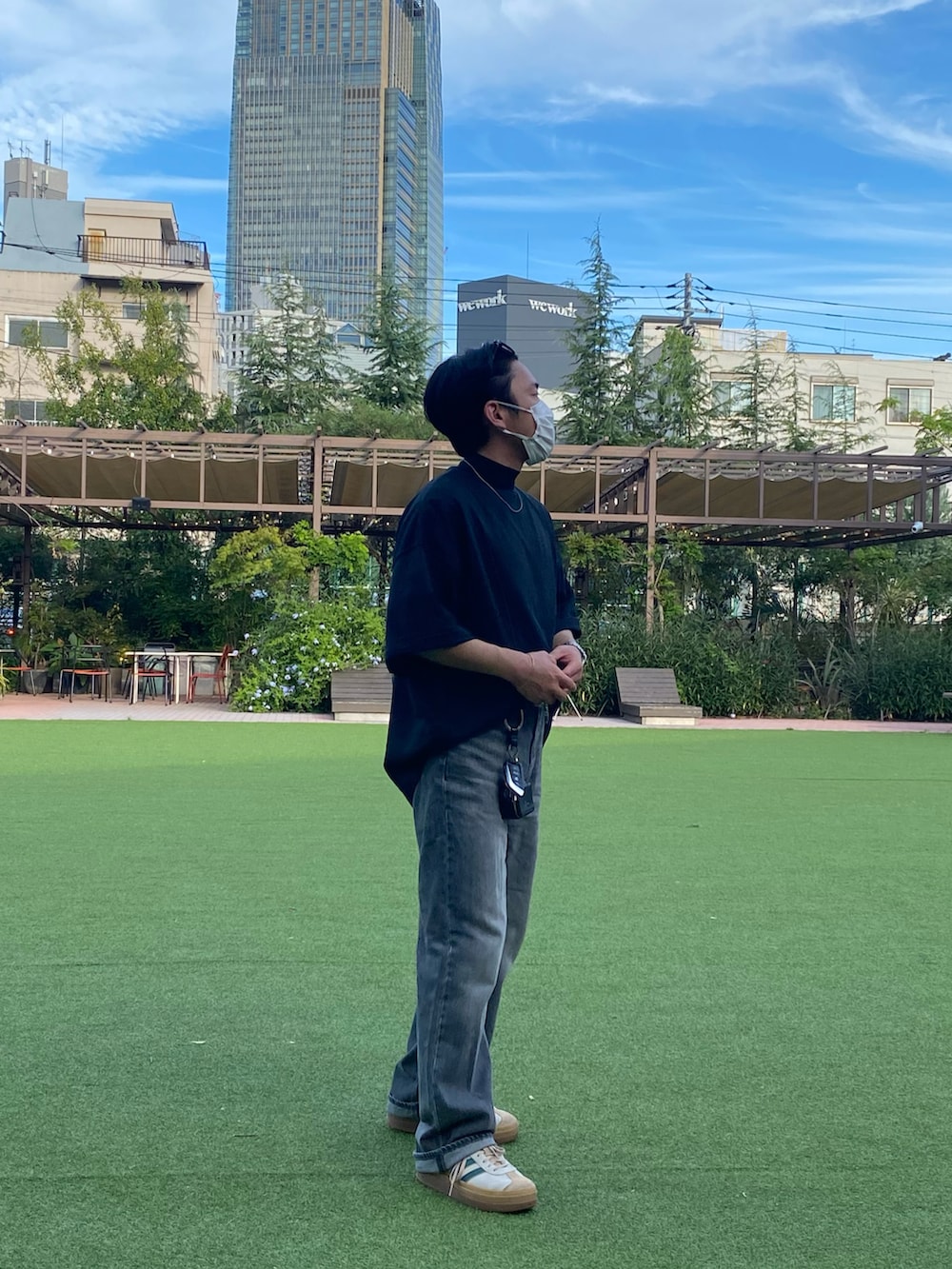 ブラック系のTシャツ/カットソー、グレー系のデニムパンツ、ベージュ系のスニーカーを着用したメンズの夏コーディネートの3枚目の写真