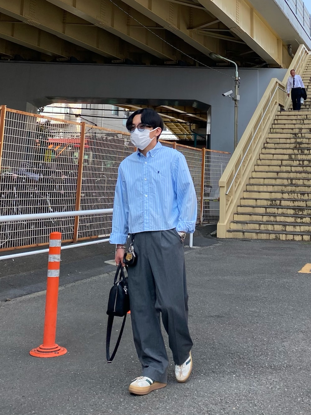 ブルー系のシャツ/ブラウス、ブラック系のボストンバッグ、グレー系のパンツを着用したメンズの春コーディネートの4枚目の写真