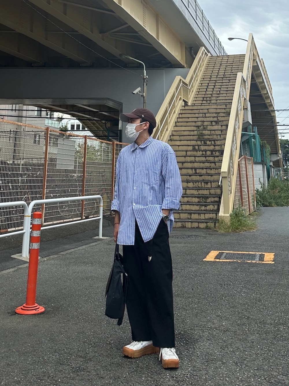 その他のシャツ/ブラウス、ブラック系のパンツ、ホワイト系のスニーカーを着用したメンズの秋コーディネートの4枚目の写真