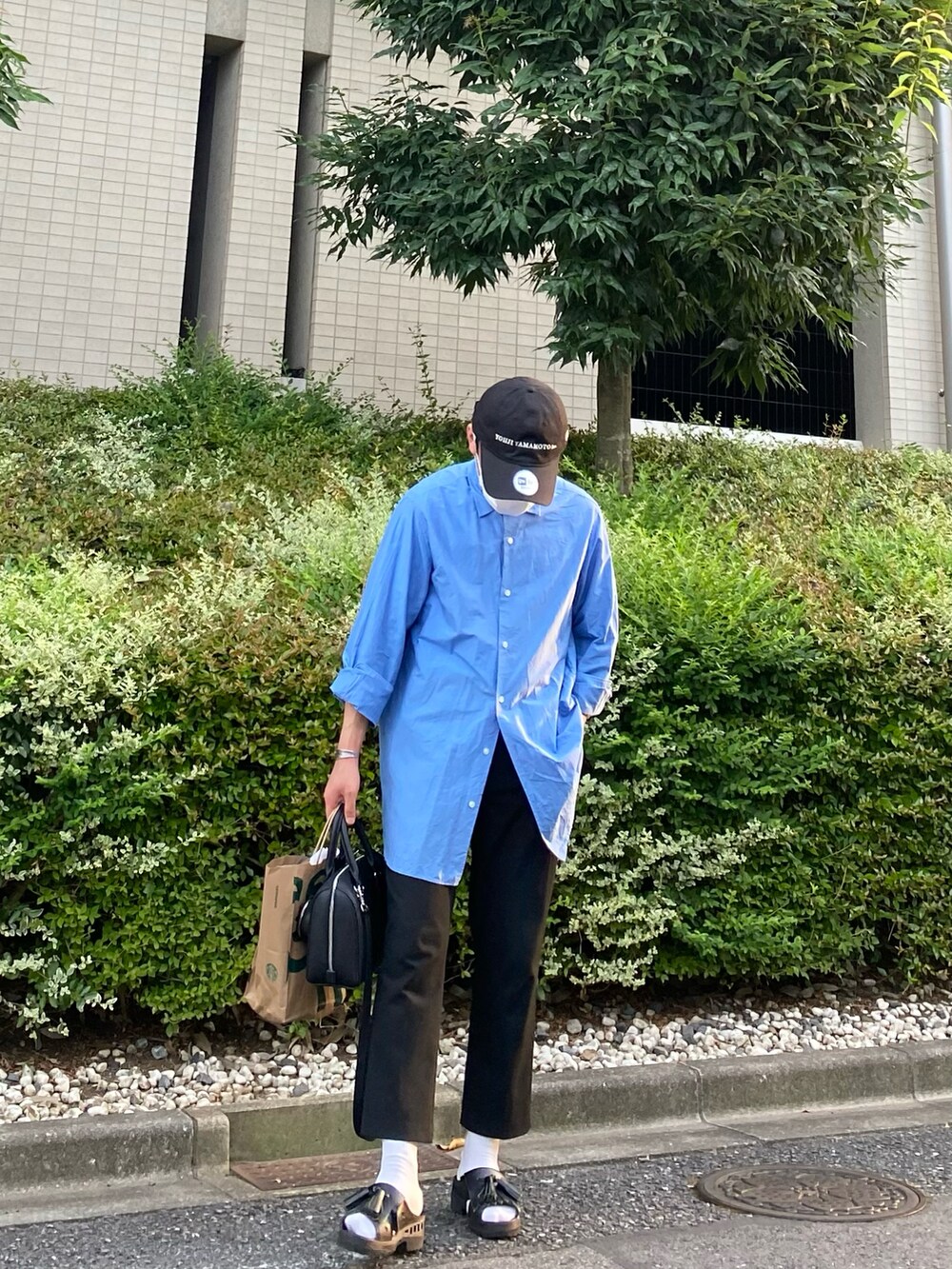 ブルー系のシャツ/ブラウス、ブラック系のスラックス、ブラック系のサンダルを着用したメンズの夏コーディネートの2枚目の写真