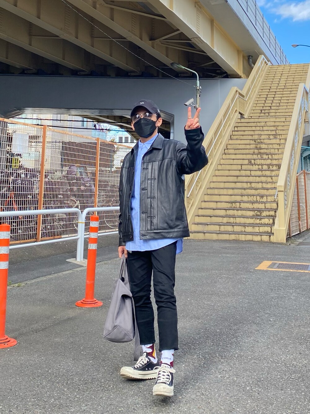 ブラック系のライダースジャケット、ブルー系のシャツ/ブラウス、ブラック系のデニムパンツを着用したメンズの秋コーディネートの4枚目の写真