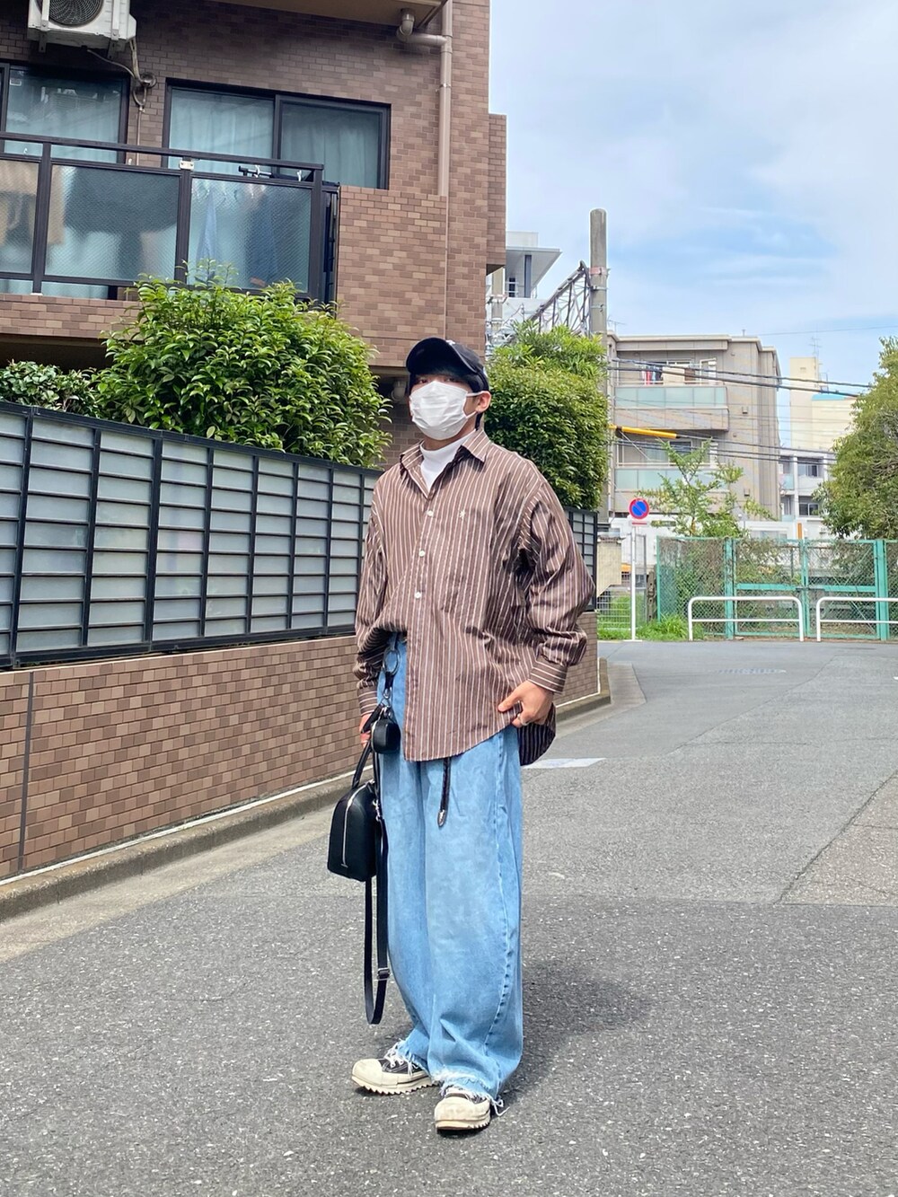 ブラウン系のシャツ/ブラウス、ホワイト系のTシャツ/カットソー、ブルー系のデニムパンツを着用したメンズの春コーディネートの5枚目の写真