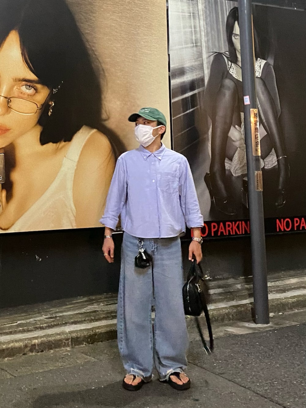 ブルー系のシャツ/ブラウス、ブルー系のデニムパンツ、ブラック系のサンダルを着用したメンズの夏コーディネートの4枚目の写真