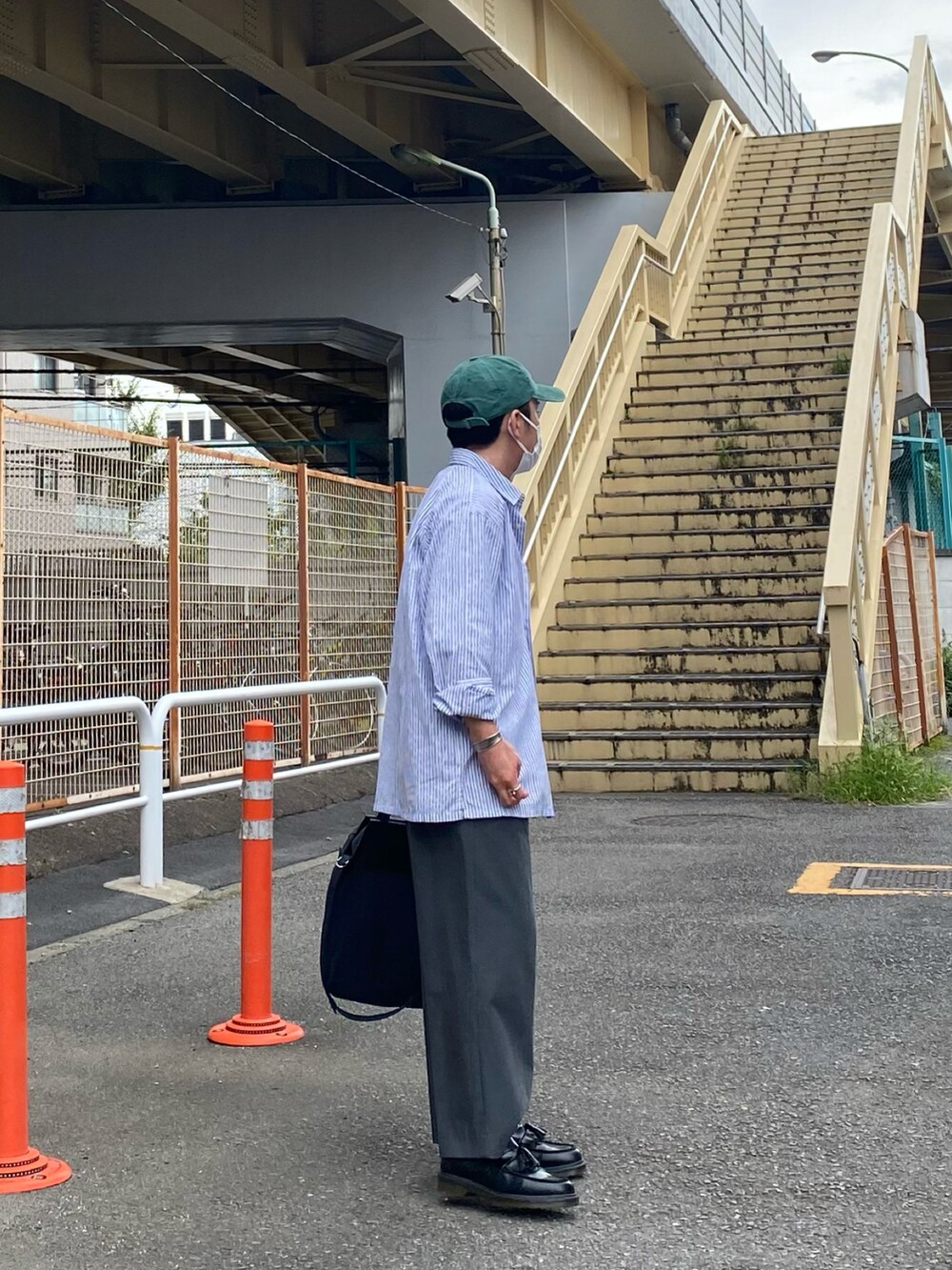 ブルー系のシャツ/ブラウス、グレー系のパンツ、ブラック系のローファーを着用したメンズの夏コーディネートの3枚目の写真