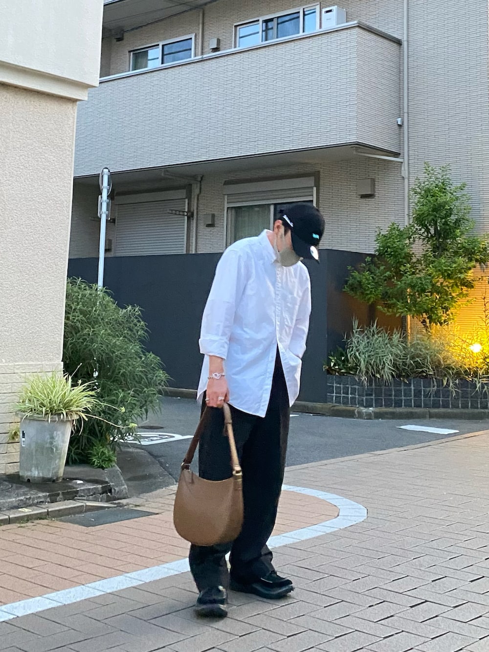 ホワイト系のシャツ/ブラウス、ブラック系のパンツ、ブラック系のスニーカーを着用したメンズの夏コーディネートの2枚目の写真