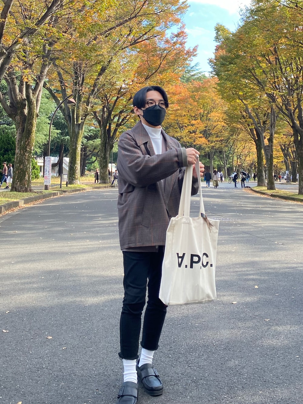 その他のその他アウター、ブラウン系のカーディガン/ボレロ、ホワイト系のTシャツ/カットソーを着用したメンズの秋コーディネートの3枚目の写真