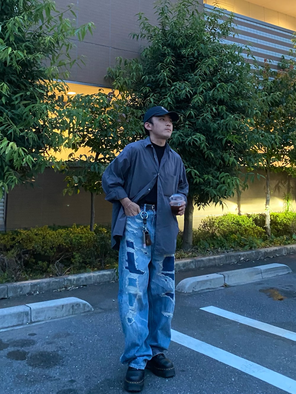 グレー系のシャツ/ブラウス、ブルー系のデニムパンツ、ブラック系のブーツを着用したメンズの夏コーディネートの3枚目の写真