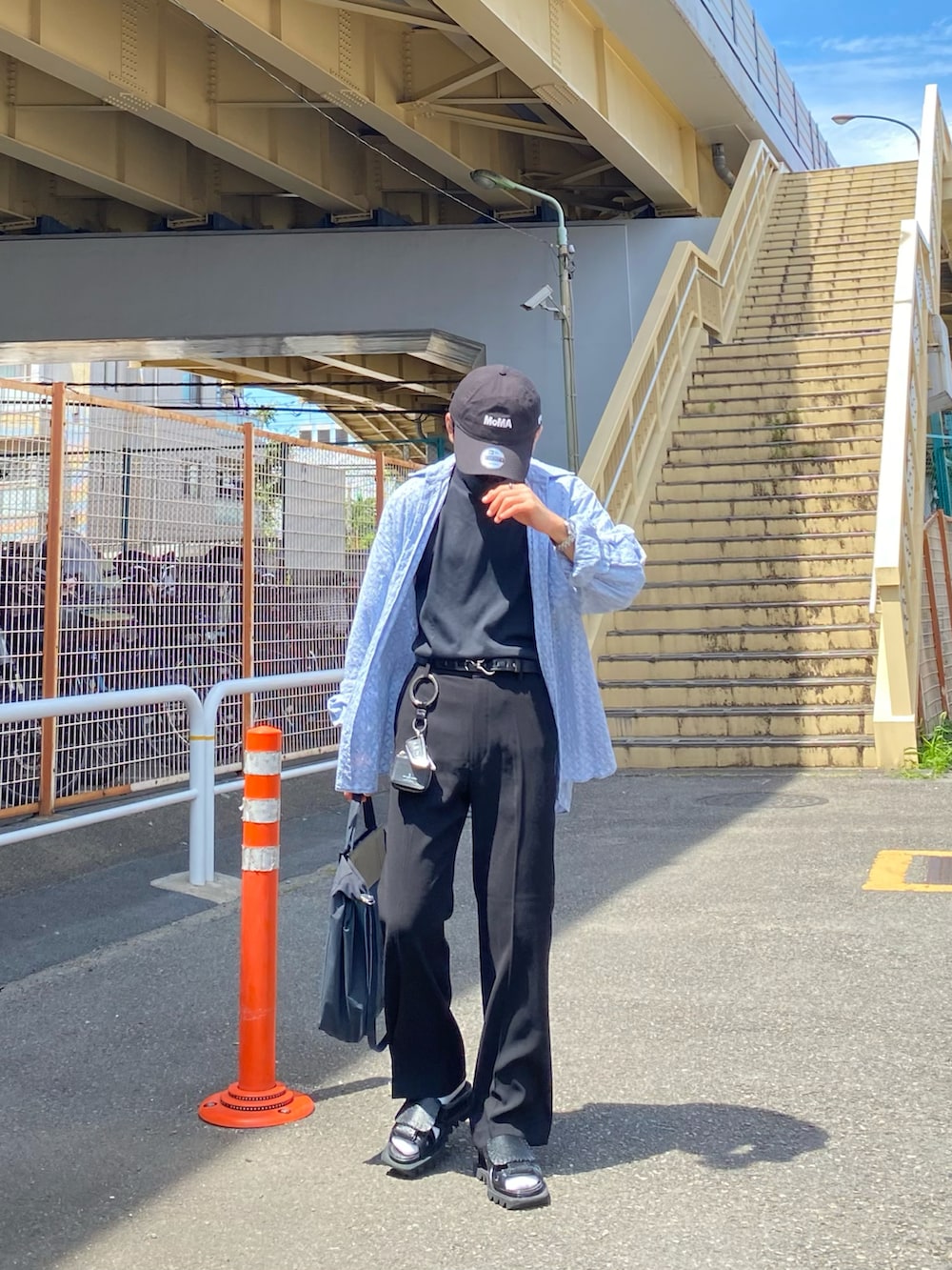 ブルー系のシャツ/ブラウス、ブラック系のその他パンツ、ブラック系のサンダルを着用したメンズの夏コーディネートの5枚目の写真