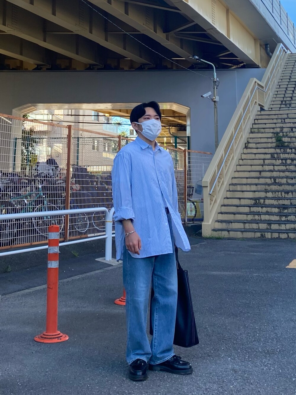 グリーン系のシャツ/ブラウス、ブルー系のデニムパンツ、ブラック系のローファーを着用したメンズの夏コーディネートの2枚目の写真