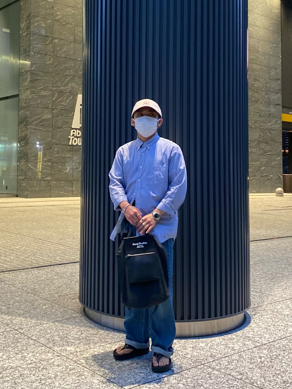 ブルー系のシャツ/ブラウス、ブラック系のトートバッグ、ブルー系のデニムパンツを着用したメンズの夏コーディネートの3枚目の写真