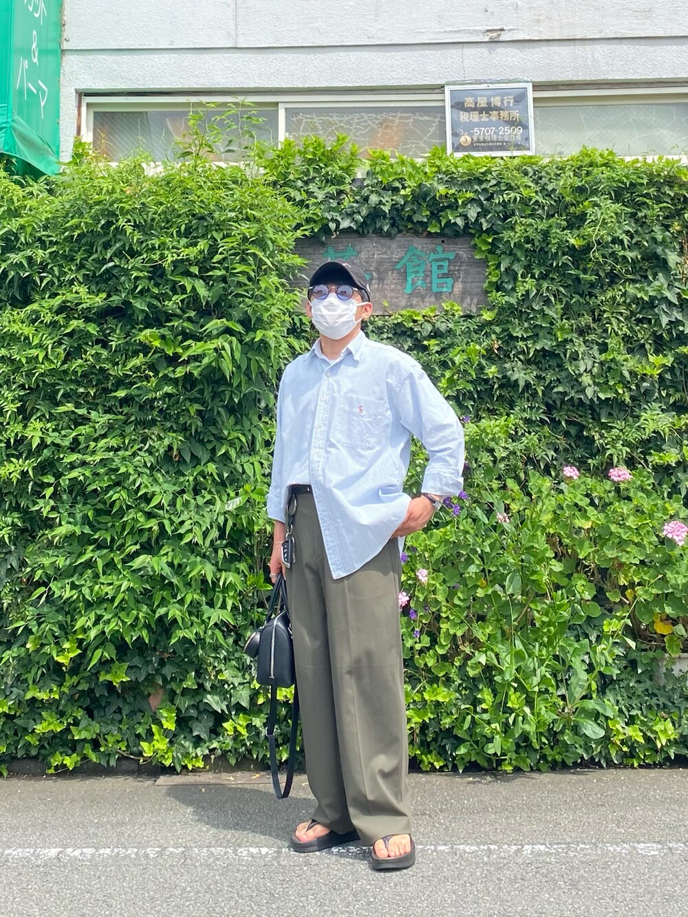 ブルー系のシャツ/ブラウス、グリーン系のパンツ、ブラック系のサンダルを着用したメンズの夏コーディネートの5枚目の写真