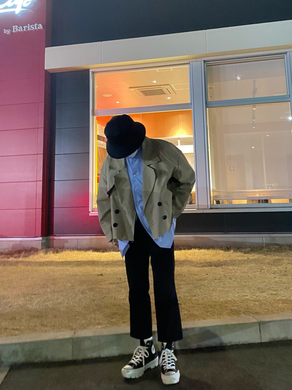 ベージュ系のブルゾン、ブルー系のシャツ/ブラウス、ホワイト系のTシャツ/カットソーを着用したメンズの春コーディネートの4枚目の写真