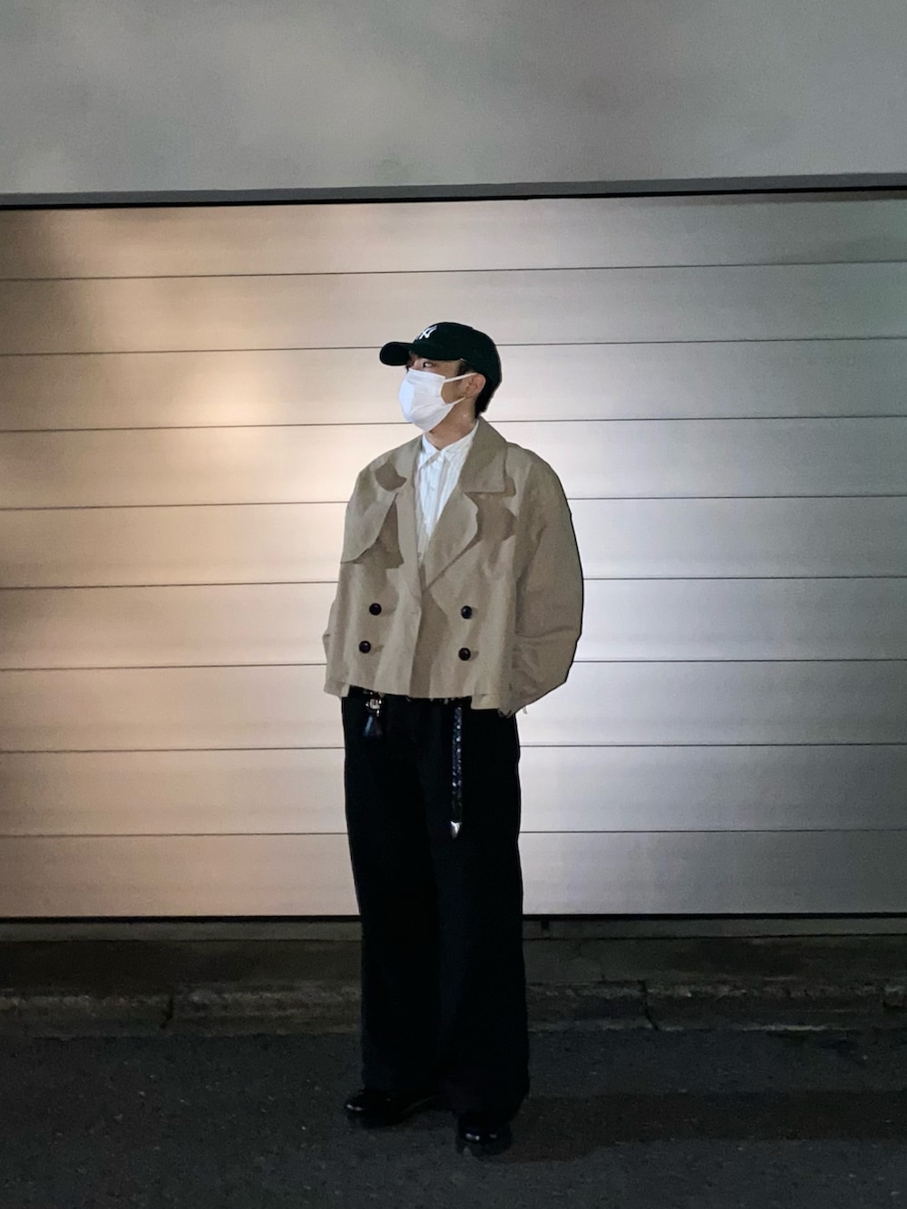 ベージュ系のブルゾン、ホワイト系のシャツ/ブラウス、ブラック系のパンツを着用したメンズの夏コーディネートの4枚目の写真