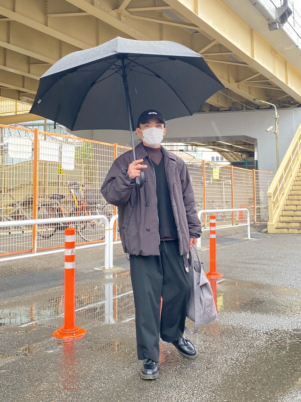 ブラック系のダウンジャケット/コート、ブラック系のベスト、レッド系のTシャツ/カットソーを着用したメンズの冬コーディネートの5枚目の写真