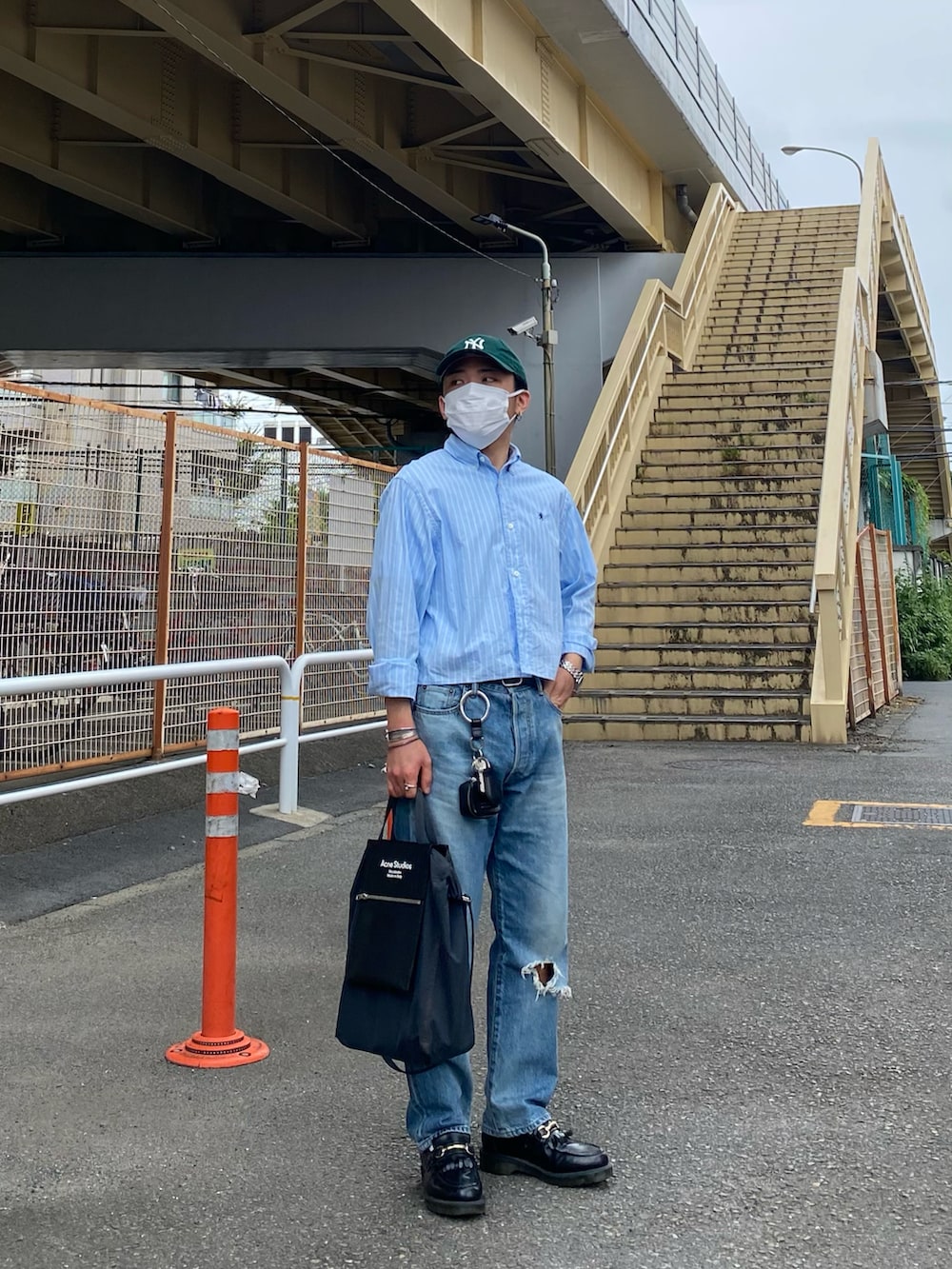 ブルー系のシャツ/ブラウス、ブルー系のデニムパンツ、ブラック系のローファーを着用したメンズの夏コーディネートの3枚目の写真